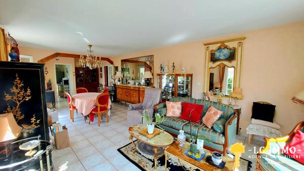 Belle maison de ville , vue dégagée 200m des commerces .