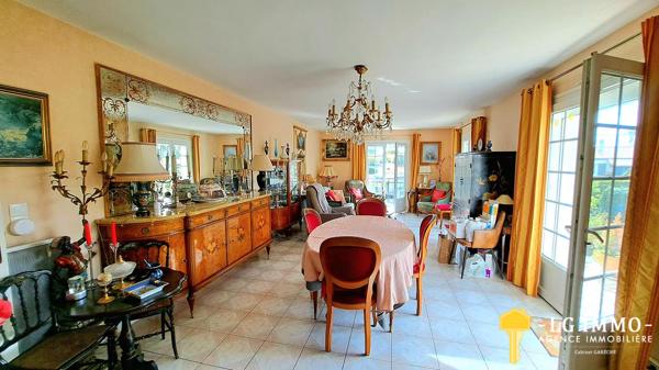Belle maison de ville , vue dégagée 200m des commerces .