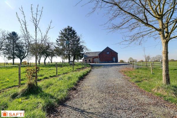 Magnifique rénovation pour cette ferme avec sa grange et ses dépendances dans un environnement exceptionnel, le tout sur plus de 6000 m2 . Le calme assuré !