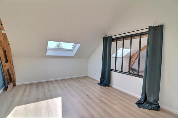 Magnifique rénovation pour cette ferme avec sa grange et ses dépendances dans un environnement exceptionnel, le tout sur plus de 6000 m2 . Le calme assuré !