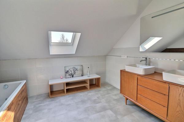 Magnifique rénovation pour cette ferme avec sa grange et ses dépendances dans un environnement exceptionnel, le tout sur plus de 6000 m2 . Le calme assuré !