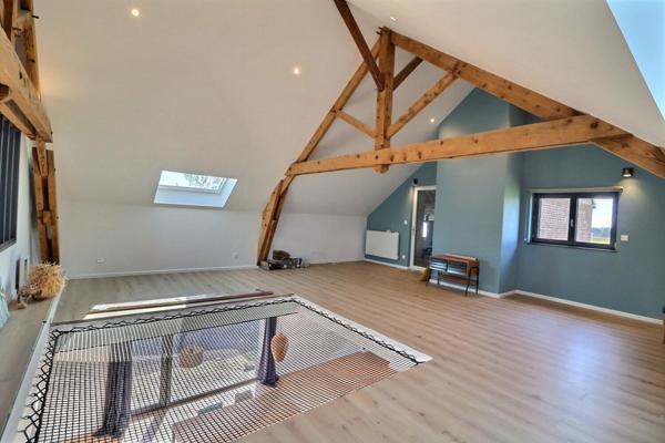 Magnifique rénovation pour cette ferme avec sa grange et ses dépendances dans un environnement exceptionnel, le tout sur plus de 6000 m2 . Le calme assuré !