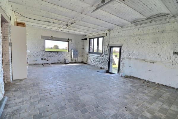 Magnifique rénovation pour cette ferme avec sa grange et ses dépendances dans un environnement exceptionnel, le tout sur plus de 6000 m2 . Le calme assuré !