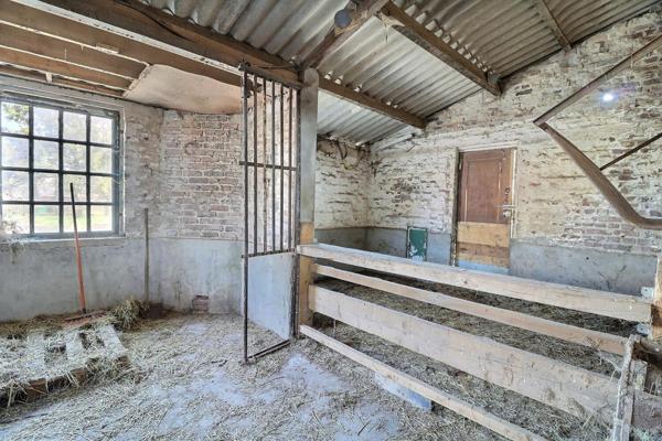 Magnifique rénovation pour cette ferme avec sa grange et ses dépendances dans un environnement exceptionnel, le tout sur plus de 6000 m2 . Le calme assuré !