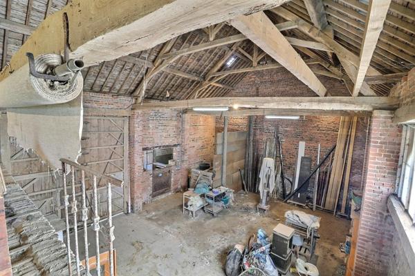 Magnifique rénovation pour cette ferme avec sa grange et ses dépendances dans un environnement exceptionnel, le tout sur plus de 6000 m2 . Le calme assuré !