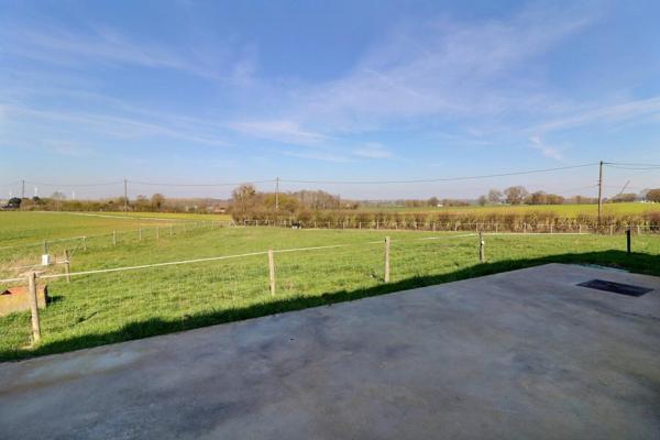 Magnifique rénovation pour cette ferme avec sa grange et ses dépendances dans un environnement exceptionnel, le tout sur plus de 6000 m2 . Le calme assuré !