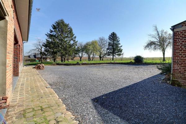 Magnifique rénovation pour cette ferme avec sa grange et ses dépendances dans un environnement exceptionnel, le tout sur plus de 6000 m2 . Le calme assuré !