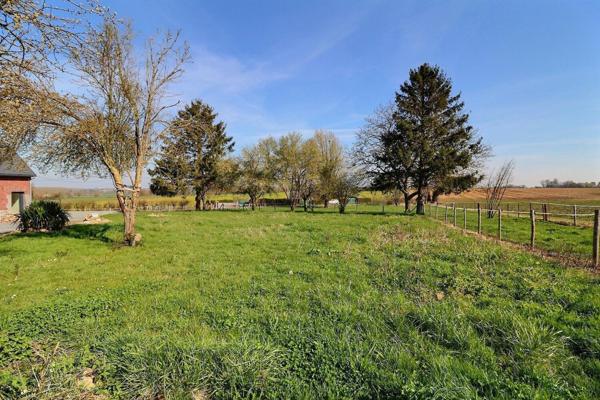 Magnifique rénovation pour cette ferme avec sa grange et ses dépendances dans un environnement exceptionnel, le tout sur plus de 6000 m2 . Le calme assuré !
