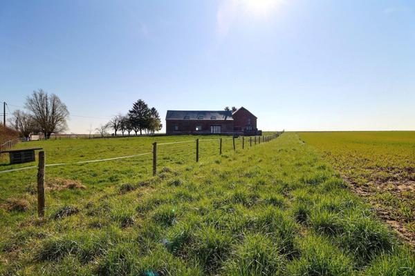 Magnifique rénovation pour cette ferme avec sa grange et ses dépendances dans un environnement exceptionnel, le tout sur plus de 6000 m2 . Le calme assuré !