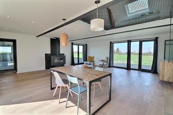 Magnifique rénovation pour cette ferme avec sa grange et ses dépendances dans un environnement exceptionnel, le tout sur plus de 6000 m2 . Le calme assuré !