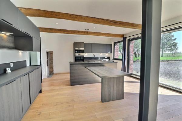 Magnifique rénovation pour cette ferme avec sa grange et ses dépendances dans un environnement exceptionnel, le tout sur plus de 6000 m2 . Le calme assuré !
