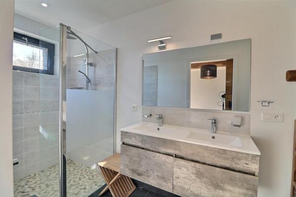 Magnifique rénovation pour cette ferme avec sa grange et ses dépendances dans un environnement exceptionnel, le tout sur plus de 6000 m2 . Le calme assuré !