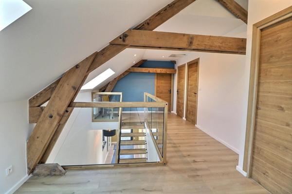 Magnifique rénovation pour cette ferme avec sa grange et ses dépendances dans un environnement exceptionnel, le tout sur plus de 6000 m2 . Le calme assuré !