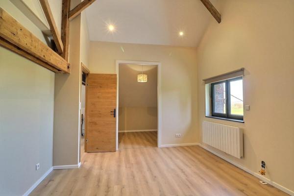 Magnifique rénovation pour cette ferme avec sa grange et ses dépendances dans un environnement exceptionnel, le tout sur plus de 6000 m2 . Le calme assuré !