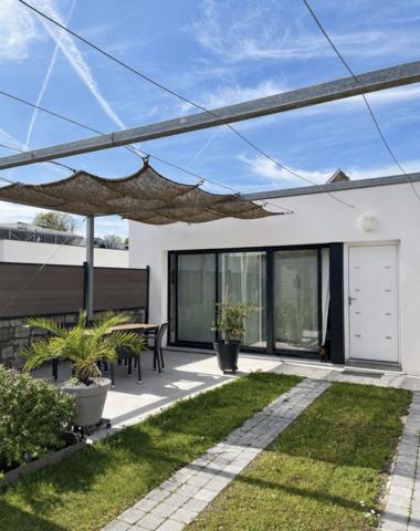 Maison
         4 pièces
        - 90 m² 439 000 € *