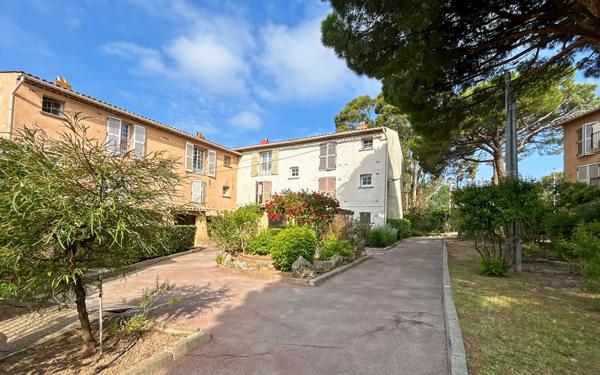 Appartement à vendre    2 pièces • 49 m2 Saint-Raphaël