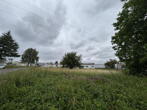TERRAIN CONSTRUCTIBLE ZONE D'ACTIVITE - SOYAUX