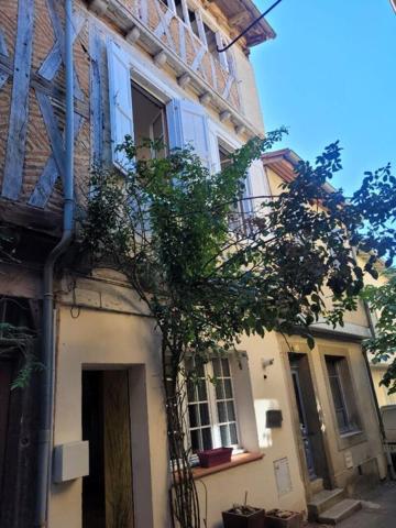 81540- SOREZE- Maison de caractère du XVIe s- 110 m². Cour intérieure. Loggia