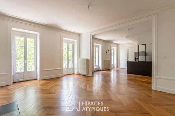 Appartement Haussmannien avec balcon en dernier étage