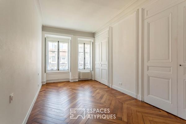 Appartement Haussmannien avec balcon en dernier étage