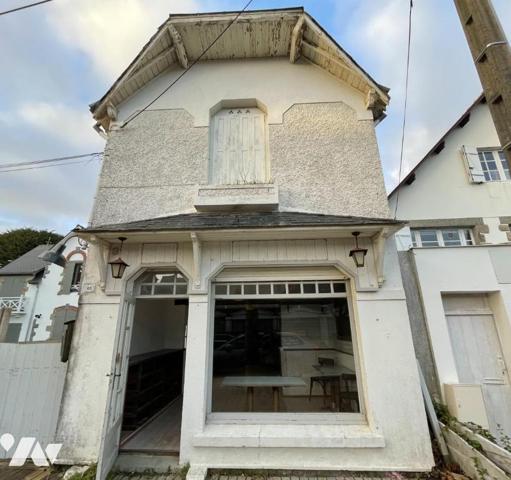 Carnac Plage- local commercial sur deux niveaux.