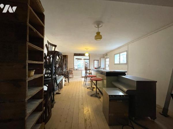 Carnac Plage- local commercial sur deux niveaux.