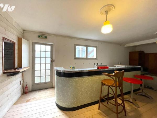 Carnac Plage- local commercial sur deux niveaux.