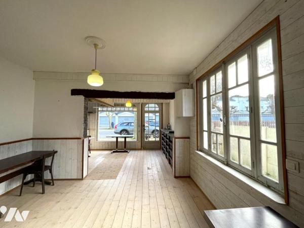 Carnac Plage- local commercial sur deux niveaux.