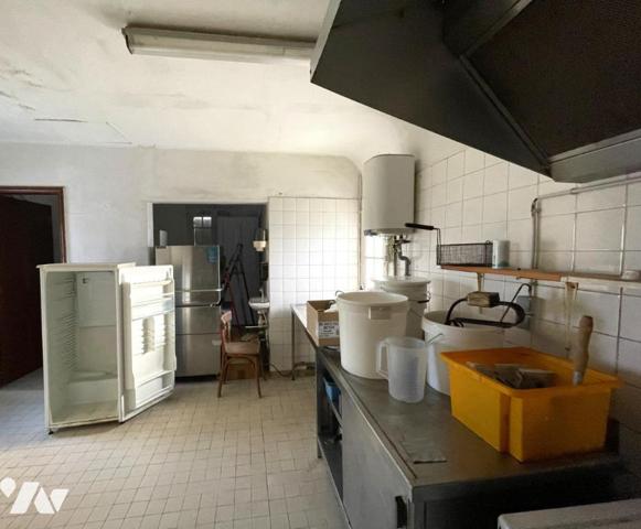 Carnac Plage- local commercial sur deux niveaux.