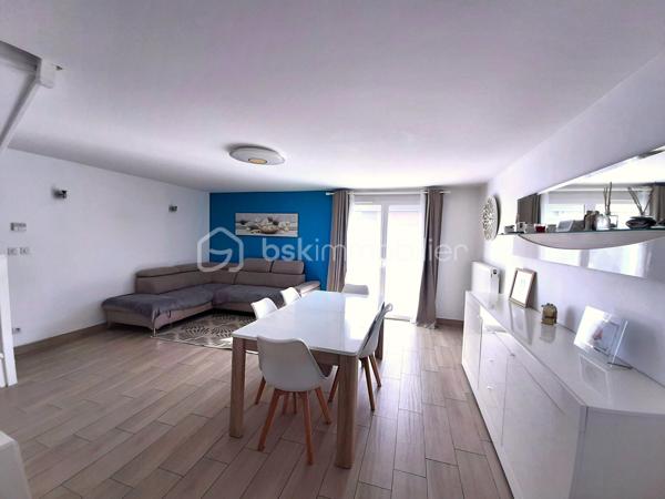 MAISON coup de cœur d' environ 75 m² loi carrez et 95 m² au sol, SANS TRAVAUX, avec JARDIN, au sein d'une agréable COPROPRIETE, comprenant :

Au-rez-de-chaussée : GRANDE ENTREE (avec placard), SEJOUR avec accès TERRASSE et JARDIN, CUISINE AMENAGEE et WC.

A l'étage : dégagement avec placard, TROIS CHAMBRES (dont une avec DRESSING, deux avec placard intégré) et une SALLE DE BAIN avec WC.

A l'extérieur : TERRASSE et JARDIN, GRAND ABRI DE JARDIN et DEUX PLACES DE PARKING à l'avant de la maison.

COMMODITES A 10 MINUTES A PIED (écoles maternelle et primaire, commerces, mairie, etc...). 

Gare de Chelles-Gournay, LIGNE P, direction Gare de l'Est en 14 minutes (train direct) 
RER E direction MAGENTA en 26 minutes , direction GARE SAINT-LAZARE en 29 minutes, direction LA DEFENSE en 37 minutes et direction NANTERRRE LA FOLIE en 40 minutes.

LES PLUS :
- MAISON SANS TRAVAUX
- Cuisine récente (2020)
- Fenêtres PVC double vitrage (2020) avec moustiquaires 
- Volets roulants électriques (2023)
- Porte blindée 
- Store banne (séjour)
- Combles pouvant servir d'espace de rangement 
- Grand abri de jardin  
- Petite copropriété calme de 46 lots