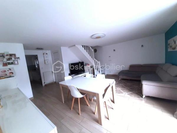 MAISON coup de cœur d' environ 75 m² loi carrez et 95 m² au sol, SANS TRAVAUX, avec JARDIN, au sein d'une agréable COPROPRIETE, comprenant :

Au-rez-de-chaussée : GRANDE ENTREE (avec placard), SEJOUR avec accès TERRASSE et JARDIN, CUISINE AMENAGEE et WC.

A l'étage : dégagement avec placard, TROIS CHAMBRES (dont une avec DRESSING, deux avec placard intégré) et une SALLE DE BAIN avec WC.

A l'extérieur : TERRASSE et JARDIN, GRAND ABRI DE JARDIN et DEUX PLACES DE PARKING à l'avant de la maison.

COMMODITES A 10 MINUTES A PIED (écoles maternelle et primaire, commerces, mairie, etc...). 

Gare de Chelles-Gournay, LIGNE P, direction Gare de l'Est en 14 minutes (train direct) 
RER E direction MAGENTA en 26 minutes , direction GARE SAINT-LAZARE en 29 minutes, direction LA DEFENSE en 37 minutes et direction NANTERRRE LA FOLIE en 40 minutes.

LES PLUS :
- MAISON SANS TRAVAUX
- Cuisine récente (2020)
- Fenêtres PVC double vitrage (2020) avec moustiquaires 
- Volets roulants électriques (2023)
- Porte blindée 
- Store banne (séjour)
- Combles pouvant servir d'espace de rangement 
- Grand abri de jardin  
- Petite copropriété calme de 46 lots
