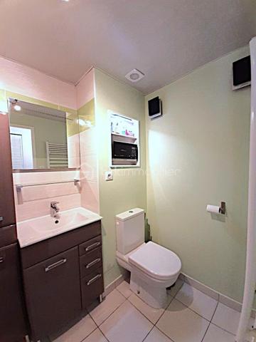 MAISON coup de cœur d' environ 75 m² loi carrez et 95 m² au sol, SANS TRAVAUX, avec JARDIN, au sein d'une agréable COPROPRIETE, comprenant :

Au-rez-de-chaussée : GRANDE ENTREE (avec placard), SEJOUR avec accès TERRASSE et JARDIN, CUISINE AMENAGEE et WC.

A l'étage : dégagement avec placard, TROIS CHAMBRES (dont une avec DRESSING, deux avec placard intégré) et une SALLE DE BAIN avec WC.

A l'extérieur : TERRASSE et JARDIN, GRAND ABRI DE JARDIN et DEUX PLACES DE PARKING à l'avant de la maison.

COMMODITES A 10 MINUTES A PIED (écoles maternelle et primaire, commerces, mairie, etc...). 

Gare de Chelles-Gournay, LIGNE P, direction Gare de l'Est en 14 minutes (train direct) 
RER E direction MAGENTA en 26 minutes , direction GARE SAINT-LAZARE en 29 minutes, direction LA DEFENSE en 37 minutes et direction NANTERRRE LA FOLIE en 40 minutes.

LES PLUS :
- MAISON SANS TRAVAUX
- Cuisine récente (2020)
- Fenêtres PVC double vitrage (2020) avec moustiquaires 
- Volets roulants électriques (2023)
- Porte blindée 
- Store banne (séjour)
- Combles pouvant servir d'espace de rangement 
- Grand abri de jardin  
- Petite copropriété calme de 46 lots