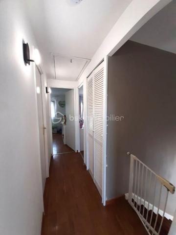 MAISON coup de cœur d' environ 75 m² loi carrez et 95 m² au sol, SANS TRAVAUX, avec JARDIN, au sein d'une agréable COPROPRIETE, comprenant :

Au-rez-de-chaussée : GRANDE ENTREE (avec placard), SEJOUR avec accès TERRASSE et JARDIN, CUISINE AMENAGEE et WC.

A l'étage : dégagement avec placard, TROIS CHAMBRES (dont une avec DRESSING, deux avec placard intégré) et une SALLE DE BAIN avec WC.

A l'extérieur : TERRASSE et JARDIN, GRAND ABRI DE JARDIN et DEUX PLACES DE PARKING à l'avant de la maison.

COMMODITES A 10 MINUTES A PIED (écoles maternelle et primaire, commerces, mairie, etc...). 

Gare de Chelles-Gournay, LIGNE P, direction Gare de l'Est en 14 minutes (train direct) 
RER E direction MAGENTA en 26 minutes , direction GARE SAINT-LAZARE en 29 minutes, direction LA DEFENSE en 37 minutes et direction NANTERRRE LA FOLIE en 40 minutes.

LES PLUS :
- MAISON SANS TRAVAUX
- Cuisine récente (2020)
- Fenêtres PVC double vitrage (2020) avec moustiquaires 
- Volets roulants électriques (2023)
- Porte blindée 
- Store banne (séjour)
- Combles pouvant servir d'espace de rangement 
- Grand abri de jardin  
- Petite copropriété calme de 46 lots