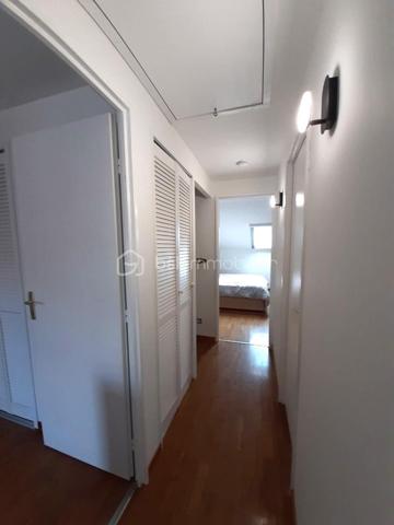 MAISON coup de cœur d' environ 75 m² loi carrez et 95 m² au sol, SANS TRAVAUX, avec JARDIN, au sein d'une agréable COPROPRIETE, comprenant :

Au-rez-de-chaussée : GRANDE ENTREE (avec placard), SEJOUR avec accès TERRASSE et JARDIN, CUISINE AMENAGEE et WC.

A l'étage : dégagement avec placard, TROIS CHAMBRES (dont une avec DRESSING, deux avec placard intégré) et une SALLE DE BAIN avec WC.

A l'extérieur : TERRASSE et JARDIN, GRAND ABRI DE JARDIN et DEUX PLACES DE PARKING à l'avant de la maison.

COMMODITES A 10 MINUTES A PIED (écoles maternelle et primaire, commerces, mairie, etc...). 

Gare de Chelles-Gournay, LIGNE P, direction Gare de l'Est en 14 minutes (train direct) 
RER E direction MAGENTA en 26 minutes , direction GARE SAINT-LAZARE en 29 minutes, direction LA DEFENSE en 37 minutes et direction NANTERRRE LA FOLIE en 40 minutes.

LES PLUS :
- MAISON SANS TRAVAUX
- Cuisine récente (2020)
- Fenêtres PVC double vitrage (2020) avec moustiquaires 
- Volets roulants électriques (2023)
- Porte blindée 
- Store banne (séjour)
- Combles pouvant servir d'espace de rangement 
- Grand abri de jardin  
- Petite copropriété calme de 46 lots