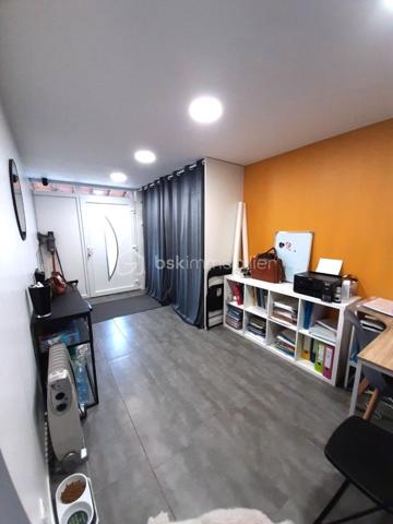 MAISON coup de cœur d' environ 75 m² loi carrez et 95 m² au sol, SANS TRAVAUX, avec JARDIN, au sein d'une agréable COPROPRIETE, comprenant :

Au-rez-de-chaussée : GRANDE ENTREE (avec placard), SEJOUR avec accès TERRASSE et JARDIN, CUISINE AMENAGEE et WC.

A l'étage : dégagement avec placard, TROIS CHAMBRES (dont une avec DRESSING, deux avec placard intégré) et une SALLE DE BAIN avec WC.

A l'extérieur : TERRASSE et JARDIN, GRAND ABRI DE JARDIN et DEUX PLACES DE PARKING à l'avant de la maison.

COMMODITES A 10 MINUTES A PIED (écoles maternelle et primaire, commerces, mairie, etc...). 

Gare de Chelles-Gournay, LIGNE P, direction Gare de l'Est en 14 minutes (train direct) 
RER E direction MAGENTA en 26 minutes , direction GARE SAINT-LAZARE en 29 minutes, direction LA DEFENSE en 37 minutes et direction NANTERRRE LA FOLIE en 40 minutes.

LES PLUS :
- MAISON SANS TRAVAUX
- Cuisine récente (2020)
- Fenêtres PVC double vitrage (2020) avec moustiquaires 
- Volets roulants électriques (2023)
- Porte blindée 
- Store banne (séjour)
- Combles pouvant servir d'espace de rangement 
- Grand abri de jardin  
- Petite copropriété calme de 46 lots