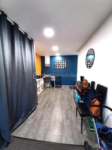 MAISON coup de cœur d' environ 75 m² loi carrez et 95 m² au sol, SANS TRAVAUX, avec JARDIN, au sein d'une agréable COPROPRIETE, comprenant :

Au-rez-de-chaussée : GRANDE ENTREE (avec placard), SEJOUR avec accès TERRASSE et JARDIN, CUISINE AMENAGEE et WC.

A l'étage : dégagement avec placard, TROIS CHAMBRES (dont une avec DRESSING, deux avec placard intégré) et une SALLE DE BAIN avec WC.

A l'extérieur : TERRASSE et JARDIN, GRAND ABRI DE JARDIN et DEUX PLACES DE PARKING à l'avant de la maison.

COMMODITES A 10 MINUTES A PIED (écoles maternelle et primaire, commerces, mairie, etc...). 

Gare de Chelles-Gournay, LIGNE P, direction Gare de l'Est en 14 minutes (train direct) 
RER E direction MAGENTA en 26 minutes , direction GARE SAINT-LAZARE en 29 minutes, direction LA DEFENSE en 37 minutes et direction NANTERRRE LA FOLIE en 40 minutes.

LES PLUS :
- MAISON SANS TRAVAUX
- Cuisine récente (2020)
- Fenêtres PVC double vitrage (2020) avec moustiquaires 
- Volets roulants électriques (2023)
- Porte blindée 
- Store banne (séjour)
- Combles pouvant servir d'espace de rangement 
- Grand abri de jardin  
- Petite copropriété calme de 46 lots