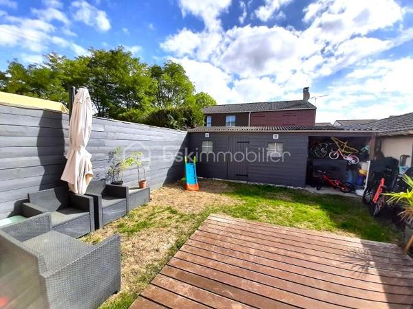 MAISON coup de cœur d' environ 75 m² loi carrez et 95 m² au sol, SANS TRAVAUX, avec JARDIN, au sein d'une agréable COPROPRIETE, comprenant :

Au-rez-de-chaussée : GRANDE ENTREE (avec placard), SEJOUR avec accès TERRASSE et JARDIN, CUISINE AMENAGEE et WC.

A l'étage : dégagement avec placard, TROIS CHAMBRES (dont une avec DRESSING, deux avec placard intégré) et une SALLE DE BAIN avec WC.

A l'extérieur : TERRASSE et JARDIN, GRAND ABRI DE JARDIN et DEUX PLACES DE PARKING à l'avant de la maison.

COMMODITES A 10 MINUTES A PIED (écoles maternelle et primaire, commerces, mairie, etc...). 

Gare de Chelles-Gournay, LIGNE P, direction Gare de l'Est en 14 minutes (train direct) 
RER E direction MAGENTA en 26 minutes , direction GARE SAINT-LAZARE en 29 minutes, direction LA DEFENSE en 37 minutes et direction NANTERRRE LA FOLIE en 40 minutes.

LES PLUS :
- MAISON SANS TRAVAUX
- Cuisine récente (2020)
- Fenêtres PVC double vitrage (2020) avec moustiquaires 
- Volets roulants électriques (2023)
- Porte blindée 
- Store banne (séjour)
- Combles pouvant servir d'espace de rangement 
- Grand abri de jardin  
- Petite copropriété calme de 46 lots