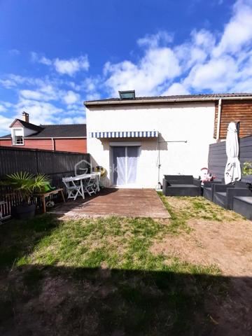 MAISON coup de cœur d' environ 75 m² loi carrez et 95 m² au sol, SANS TRAVAUX, avec JARDIN, au sein d'une agréable COPROPRIETE, comprenant :

Au-rez-de-chaussée : GRANDE ENTREE (avec placard), SEJOUR avec accès TERRASSE et JARDIN, CUISINE AMENAGEE et WC.

A l'étage : dégagement avec placard, TROIS CHAMBRES (dont une avec DRESSING, deux avec placard intégré) et une SALLE DE BAIN avec WC.

A l'extérieur : TERRASSE et JARDIN, GRAND ABRI DE JARDIN et DEUX PLACES DE PARKING à l'avant de la maison.

COMMODITES A 10 MINUTES A PIED (écoles maternelle et primaire, commerces, mairie, etc...). 

Gare de Chelles-Gournay, LIGNE P, direction Gare de l'Est en 14 minutes (train direct) 
RER E direction MAGENTA en 26 minutes , direction GARE SAINT-LAZARE en 29 minutes, direction LA DEFENSE en 37 minutes et direction NANTERRRE LA FOLIE en 40 minutes.

LES PLUS :
- MAISON SANS TRAVAUX
- Cuisine récente (2020)
- Fenêtres PVC double vitrage (2020) avec moustiquaires 
- Volets roulants électriques (2023)
- Porte blindée 
- Store banne (séjour)
- Combles pouvant servir d'espace de rangement 
- Grand abri de jardin  
- Petite copropriété calme de 46 lots