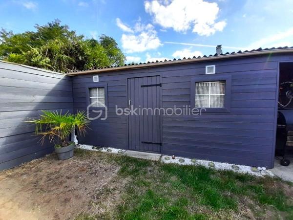 MAISON coup de cœur d' environ 75 m² loi carrez et 95 m² au sol, SANS TRAVAUX, avec JARDIN, au sein d'une agréable COPROPRIETE, comprenant :

Au-rez-de-chaussée : GRANDE ENTREE (avec placard), SEJOUR avec accès TERRASSE et JARDIN, CUISINE AMENAGEE et WC.

A l'étage : dégagement avec placard, TROIS CHAMBRES (dont une avec DRESSING, deux avec placard intégré) et une SALLE DE BAIN avec WC.

A l'extérieur : TERRASSE et JARDIN, GRAND ABRI DE JARDIN et DEUX PLACES DE PARKING à l'avant de la maison.

COMMODITES A 10 MINUTES A PIED (écoles maternelle et primaire, commerces, mairie, etc...). 

Gare de Chelles-Gournay, LIGNE P, direction Gare de l'Est en 14 minutes (train direct) 
RER E direction MAGENTA en 26 minutes , direction GARE SAINT-LAZARE en 29 minutes, direction LA DEFENSE en 37 minutes et direction NANTERRRE LA FOLIE en 40 minutes.

LES PLUS :
- MAISON SANS TRAVAUX
- Cuisine récente (2020)
- Fenêtres PVC double vitrage (2020) avec moustiquaires 
- Volets roulants électriques (2023)
- Porte blindée 
- Store banne (séjour)
- Combles pouvant servir d'espace de rangement 
- Grand abri de jardin  
- Petite copropriété calme de 46 lots