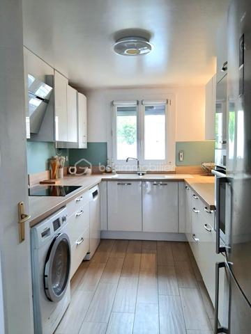 MAISON coup de cœur d' environ 75 m² loi carrez et 95 m² au sol, SANS TRAVAUX, avec JARDIN, au sein d'une agréable COPROPRIETE, comprenant :

Au-rez-de-chaussée : GRANDE ENTREE (avec placard), SEJOUR avec accès TERRASSE et JARDIN, CUISINE AMENAGEE et WC.

A l'étage : dégagement avec placard, TROIS CHAMBRES (dont une avec DRESSING, deux avec placard intégré) et une SALLE DE BAIN avec WC.

A l'extérieur : TERRASSE et JARDIN, GRAND ABRI DE JARDIN et DEUX PLACES DE PARKING à l'avant de la maison.

COMMODITES A 10 MINUTES A PIED (écoles maternelle et primaire, commerces, mairie, etc...). 

Gare de Chelles-Gournay, LIGNE P, direction Gare de l'Est en 14 minutes (train direct) 
RER E direction MAGENTA en 26 minutes , direction GARE SAINT-LAZARE en 29 minutes, direction LA DEFENSE en 37 minutes et direction NANTERRRE LA FOLIE en 40 minutes.

LES PLUS :
- MAISON SANS TRAVAUX
- Cuisine récente (2020)
- Fenêtres PVC double vitrage (2020) avec moustiquaires 
- Volets roulants électriques (2023)
- Porte blindée 
- Store banne (séjour)
- Combles pouvant servir d'espace de rangement 
- Grand abri de jardin  
- Petite copropriété calme de 46 lots