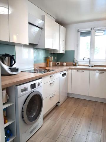 MAISON coup de cœur d' environ 75 m² loi carrez et 95 m² au sol, SANS TRAVAUX, avec JARDIN, au sein d'une agréable COPROPRIETE, comprenant :

Au-rez-de-chaussée : GRANDE ENTREE (avec placard), SEJOUR avec accès TERRASSE et JARDIN, CUISINE AMENAGEE et WC.

A l'étage : dégagement avec placard, TROIS CHAMBRES (dont une avec DRESSING, deux avec placard intégré) et une SALLE DE BAIN avec WC.

A l'extérieur : TERRASSE et JARDIN, GRAND ABRI DE JARDIN et DEUX PLACES DE PARKING à l'avant de la maison.

COMMODITES A 10 MINUTES A PIED (écoles maternelle et primaire, commerces, mairie, etc...). 

Gare de Chelles-Gournay, LIGNE P, direction Gare de l'Est en 14 minutes (train direct) 
RER E direction MAGENTA en 26 minutes , direction GARE SAINT-LAZARE en 29 minutes, direction LA DEFENSE en 37 minutes et direction NANTERRRE LA FOLIE en 40 minutes.

LES PLUS :
- MAISON SANS TRAVAUX
- Cuisine récente (2020)
- Fenêtres PVC double vitrage (2020) avec moustiquaires 
- Volets roulants électriques (2023)
- Porte blindée 
- Store banne (séjour)
- Combles pouvant servir d'espace de rangement 
- Grand abri de jardin  
- Petite copropriété calme de 46 lots