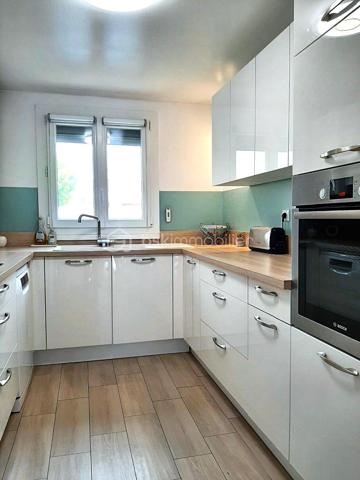 MAISON coup de cœur d' environ 75 m² loi carrez et 95 m² au sol, SANS TRAVAUX, avec JARDIN, au sein d'une agréable COPROPRIETE, comprenant :

Au-rez-de-chaussée : GRANDE ENTREE (avec placard), SEJOUR avec accès TERRASSE et JARDIN, CUISINE AMENAGEE et WC.

A l'étage : dégagement avec placard, TROIS CHAMBRES (dont une avec DRESSING, deux avec placard intégré) et une SALLE DE BAIN avec WC.

A l'extérieur : TERRASSE et JARDIN, GRAND ABRI DE JARDIN et DEUX PLACES DE PARKING à l'avant de la maison.

COMMODITES A 10 MINUTES A PIED (écoles maternelle et primaire, commerces, mairie, etc...). 

Gare de Chelles-Gournay, LIGNE P, direction Gare de l'Est en 14 minutes (train direct) 
RER E direction MAGENTA en 26 minutes , direction GARE SAINT-LAZARE en 29 minutes, direction LA DEFENSE en 37 minutes et direction NANTERRRE LA FOLIE en 40 minutes.

LES PLUS :
- MAISON SANS TRAVAUX
- Cuisine récente (2020)
- Fenêtres PVC double vitrage (2020) avec moustiquaires 
- Volets roulants électriques (2023)
- Porte blindée 
- Store banne (séjour)
- Combles pouvant servir d'espace de rangement 
- Grand abri de jardin  
- Petite copropriété calme de 46 lots