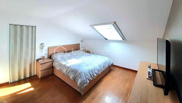 MAISON coup de cœur d' environ 75 m² loi carrez et 95 m² au sol, SANS TRAVAUX, avec JARDIN, au sein d'une agréable COPROPRIETE, comprenant :

Au-rez-de-chaussée : GRANDE ENTREE (avec placard), SEJOUR avec accès TERRASSE et JARDIN, CUISINE AMENAGEE et WC.

A l'étage : dégagement avec placard, TROIS CHAMBRES (dont une avec DRESSING, deux avec placard intégré) et une SALLE DE BAIN avec WC.

A l'extérieur : TERRASSE et JARDIN, GRAND ABRI DE JARDIN et DEUX PLACES DE PARKING à l'avant de la maison.

COMMODITES A 10 MINUTES A PIED (écoles maternelle et primaire, commerces, mairie, etc...). 

Gare de Chelles-Gournay, LIGNE P, direction Gare de l'Est en 14 minutes (train direct) 
RER E direction MAGENTA en 26 minutes , direction GARE SAINT-LAZARE en 29 minutes, direction LA DEFENSE en 37 minutes et direction NANTERRRE LA FOLIE en 40 minutes.

LES PLUS :
- MAISON SANS TRAVAUX
- Cuisine récente (2020)
- Fenêtres PVC double vitrage (2020) avec moustiquaires 
- Volets roulants électriques (2023)
- Porte blindée 
- Store banne (séjour)
- Combles pouvant servir d'espace de rangement 
- Grand abri de jardin  
- Petite copropriété calme de 46 lots