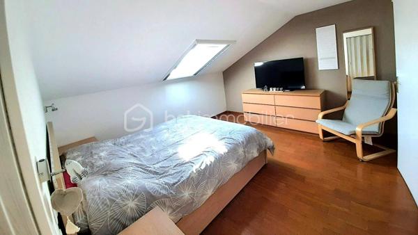 MAISON coup de cœur d' environ 75 m² loi carrez et 95 m² au sol, SANS TRAVAUX, avec JARDIN, au sein d'une agréable COPROPRIETE, comprenant :

Au-rez-de-chaussée : GRANDE ENTREE (avec placard), SEJOUR avec accès TERRASSE et JARDIN, CUISINE AMENAGEE et WC.

A l'étage : dégagement avec placard, TROIS CHAMBRES (dont une avec DRESSING, deux avec placard intégré) et une SALLE DE BAIN avec WC.

A l'extérieur : TERRASSE et JARDIN, GRAND ABRI DE JARDIN et DEUX PLACES DE PARKING à l'avant de la maison.

COMMODITES A 10 MINUTES A PIED (écoles maternelle et primaire, commerces, mairie, etc...). 

Gare de Chelles-Gournay, LIGNE P, direction Gare de l'Est en 14 minutes (train direct) 
RER E direction MAGENTA en 26 minutes , direction GARE SAINT-LAZARE en 29 minutes, direction LA DEFENSE en 37 minutes et direction NANTERRRE LA FOLIE en 40 minutes.

LES PLUS :
- MAISON SANS TRAVAUX
- Cuisine récente (2020)
- Fenêtres PVC double vitrage (2020) avec moustiquaires 
- Volets roulants électriques (2023)
- Porte blindée 
- Store banne (séjour)
- Combles pouvant servir d'espace de rangement 
- Grand abri de jardin  
- Petite copropriété calme de 46 lots