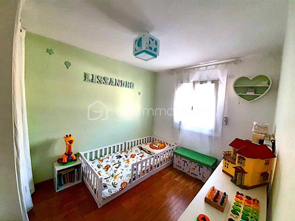 MAISON coup de cœur d' environ 75 m² loi carrez et 95 m² au sol, SANS TRAVAUX, avec JARDIN, au sein d'une agréable COPROPRIETE, comprenant :

Au-rez-de-chaussée : GRANDE ENTREE (avec placard), SEJOUR avec accès TERRASSE et JARDIN, CUISINE AMENAGEE et WC.

A l'étage : dégagement avec placard, TROIS CHAMBRES (dont une avec DRESSING, deux avec placard intégré) et une SALLE DE BAIN avec WC.

A l'extérieur : TERRASSE et JARDIN, GRAND ABRI DE JARDIN et DEUX PLACES DE PARKING à l'avant de la maison.

COMMODITES A 10 MINUTES A PIED (écoles maternelle et primaire, commerces, mairie, etc...). 

Gare de Chelles-Gournay, LIGNE P, direction Gare de l'Est en 14 minutes (train direct) 
RER E direction MAGENTA en 26 minutes , direction GARE SAINT-LAZARE en 29 minutes, direction LA DEFENSE en 37 minutes et direction NANTERRRE LA FOLIE en 40 minutes.

LES PLUS :
- MAISON SANS TRAVAUX
- Cuisine récente (2020)
- Fenêtres PVC double vitrage (2020) avec moustiquaires 
- Volets roulants électriques (2023)
- Porte blindée 
- Store banne (séjour)
- Combles pouvant servir d'espace de rangement 
- Grand abri de jardin  
- Petite copropriété calme de 46 lots