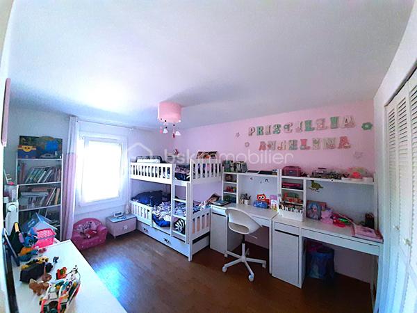MAISON coup de cœur d' environ 75 m² loi carrez et 95 m² au sol, SANS TRAVAUX, avec JARDIN, au sein d'une agréable COPROPRIETE, comprenant :

Au-rez-de-chaussée : GRANDE ENTREE (avec placard), SEJOUR avec accès TERRASSE et JARDIN, CUISINE AMENAGEE et WC.

A l'étage : dégagement avec placard, TROIS CHAMBRES (dont une avec DRESSING, deux avec placard intégré) et une SALLE DE BAIN avec WC.

A l'extérieur : TERRASSE et JARDIN, GRAND ABRI DE JARDIN et DEUX PLACES DE PARKING à l'avant de la maison.

COMMODITES A 10 MINUTES A PIED (écoles maternelle et primaire, commerces, mairie, etc...). 

Gare de Chelles-Gournay, LIGNE P, direction Gare de l'Est en 14 minutes (train direct) 
RER E direction MAGENTA en 26 minutes , direction GARE SAINT-LAZARE en 29 minutes, direction LA DEFENSE en 37 minutes et direction NANTERRRE LA FOLIE en 40 minutes.

LES PLUS :
- MAISON SANS TRAVAUX
- Cuisine récente (2020)
- Fenêtres PVC double vitrage (2020) avec moustiquaires 
- Volets roulants électriques (2023)
- Porte blindée 
- Store banne (séjour)
- Combles pouvant servir d'espace de rangement 
- Grand abri de jardin  
- Petite copropriété calme de 46 lots