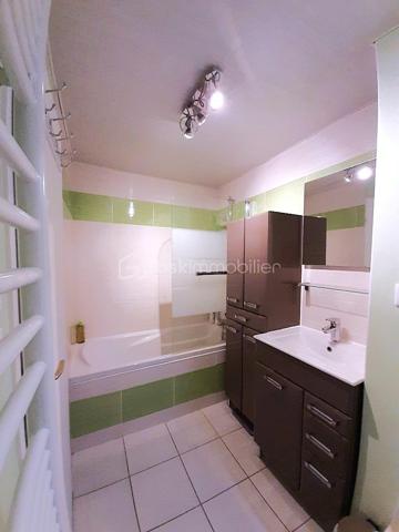 MAISON coup de cœur d' environ 75 m² loi carrez et 95 m² au sol, SANS TRAVAUX, avec JARDIN, au sein d'une agréable COPROPRIETE, comprenant :

Au-rez-de-chaussée : GRANDE ENTREE (avec placard), SEJOUR avec accès TERRASSE et JARDIN, CUISINE AMENAGEE et WC.

A l'étage : dégagement avec placard, TROIS CHAMBRES (dont une avec DRESSING, deux avec placard intégré) et une SALLE DE BAIN avec WC.

A l'extérieur : TERRASSE et JARDIN, GRAND ABRI DE JARDIN et DEUX PLACES DE PARKING à l'avant de la maison.

COMMODITES A 10 MINUTES A PIED (écoles maternelle et primaire, commerces, mairie, etc...). 

Gare de Chelles-Gournay, LIGNE P, direction Gare de l'Est en 14 minutes (train direct) 
RER E direction MAGENTA en 26 minutes , direction GARE SAINT-LAZARE en 29 minutes, direction LA DEFENSE en 37 minutes et direction NANTERRRE LA FOLIE en 40 minutes.

LES PLUS :
- MAISON SANS TRAVAUX
- Cuisine récente (2020)
- Fenêtres PVC double vitrage (2020) avec moustiquaires 
- Volets roulants électriques (2023)
- Porte blindée 
- Store banne (séjour)
- Combles pouvant servir d'espace de rangement 
- Grand abri de jardin  
- Petite copropriété calme de 46 lots