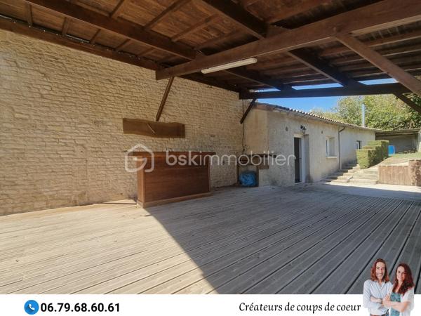 Maison en pierre composée :

-Au rez-de-chaussée: cuisine équipée, grande pièce de vie avec insert, deux chambres, salle de bain (douche et baignoire) à finir de rénover, wc séparé.
Chaufferie, atelier attenant.

-A l'étage: trois espaces à finir de rénover (matériaux à disposition). Possibilité de créer 3 chambres supplémentaires (entre 30 et 40m²)

A l'extérieur : un joli jardin clos dans un environnement calme. Une grande terrasse en partie abritée par un préau. Garage non attenant.

Triple vitrage, chaudière à pellets Okofen récente, assainissement individuel.

Située dans un hameau calme à 10 minutes de Chef-Boutonne (école, collège, commerces), 40 minutes de Niort, 1h de Poitiers, 15 minutes de Melle.

Notre regard: "Le jardin, et particulièrement sa terrasse, invite à la détente et à profiter en famille ou entre amis. Un beau potentiel qui mérite d'être exploité!"

Vendeurs, avis de valeur offert. Acquéreurs, bénéficiez de notre service financier."