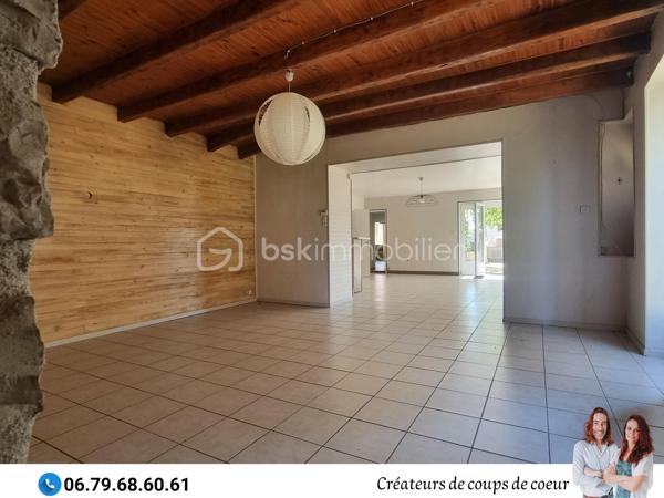 Maison en pierre composée :

-Au rez-de-chaussée: cuisine équipée, grande pièce de vie avec insert, deux chambres, salle de bain (douche et baignoire) à finir de rénover, wc séparé.
Chaufferie, atelier attenant.

-A l'étage: trois espaces à finir de rénover (matériaux à disposition). Possibilité de créer 3 chambres supplémentaires (entre 30 et 40m²)

A l'extérieur : un joli jardin clos dans un environnement calme. Une grande terrasse en partie abritée par un préau. Garage non attenant.

Triple vitrage, chaudière à pellets Okofen récente, assainissement individuel.

Située dans un hameau calme à 10 minutes de Chef-Boutonne (école, collège, commerces), 40 minutes de Niort, 1h de Poitiers, 15 minutes de Melle.

Notre regard: "Le jardin, et particulièrement sa terrasse, invite à la détente et à profiter en famille ou entre amis. Un beau potentiel qui mérite d'être exploité!"

Vendeurs, avis de valeur offert. Acquéreurs, bénéficiez de notre service financier."