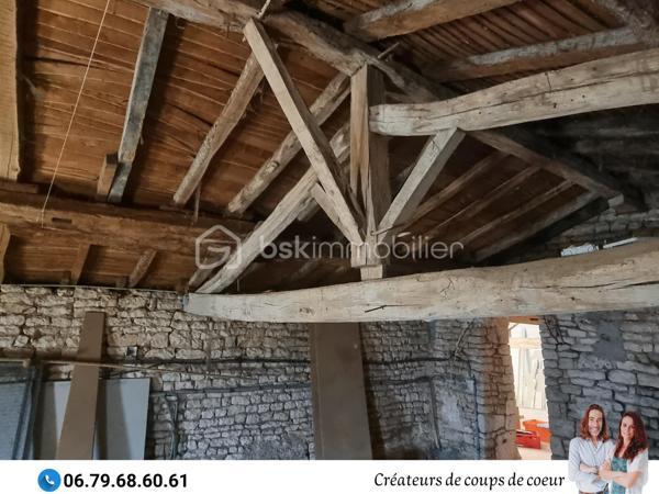 Maison en pierre composée :

-Au rez-de-chaussée: cuisine équipée, grande pièce de vie avec insert, deux chambres, salle de bain (douche et baignoire) à finir de rénover, wc séparé.
Chaufferie, atelier attenant.

-A l'étage: trois espaces à finir de rénover (matériaux à disposition). Possibilité de créer 3 chambres supplémentaires (entre 30 et 40m²)

A l'extérieur : un joli jardin clos dans un environnement calme. Une grande terrasse en partie abritée par un préau. Garage non attenant.

Triple vitrage, chaudière à pellets Okofen récente, assainissement individuel.

Située dans un hameau calme à 10 minutes de Chef-Boutonne (école, collège, commerces), 40 minutes de Niort, 1h de Poitiers, 15 minutes de Melle.

Notre regard: "Le jardin, et particulièrement sa terrasse, invite à la détente et à profiter en famille ou entre amis. Un beau potentiel qui mérite d'être exploité!"

Vendeurs, avis de valeur offert. Acquéreurs, bénéficiez de notre service financier."